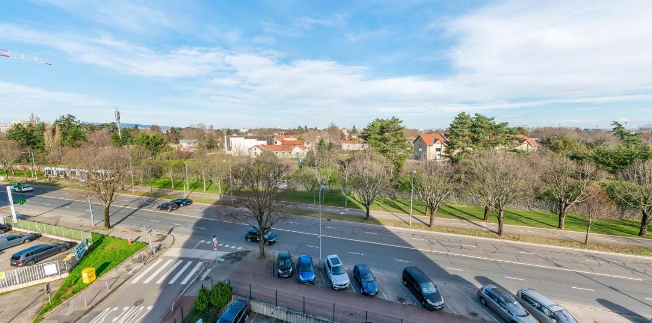Apartment T2 De Standing Climatise Avec Parking Prive, Tram T2 T5, Hopitaux Est Bron
